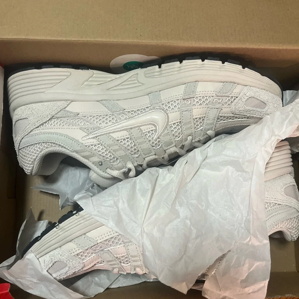 Nike Cream Textured Running Shoes - Picture 4 of 6